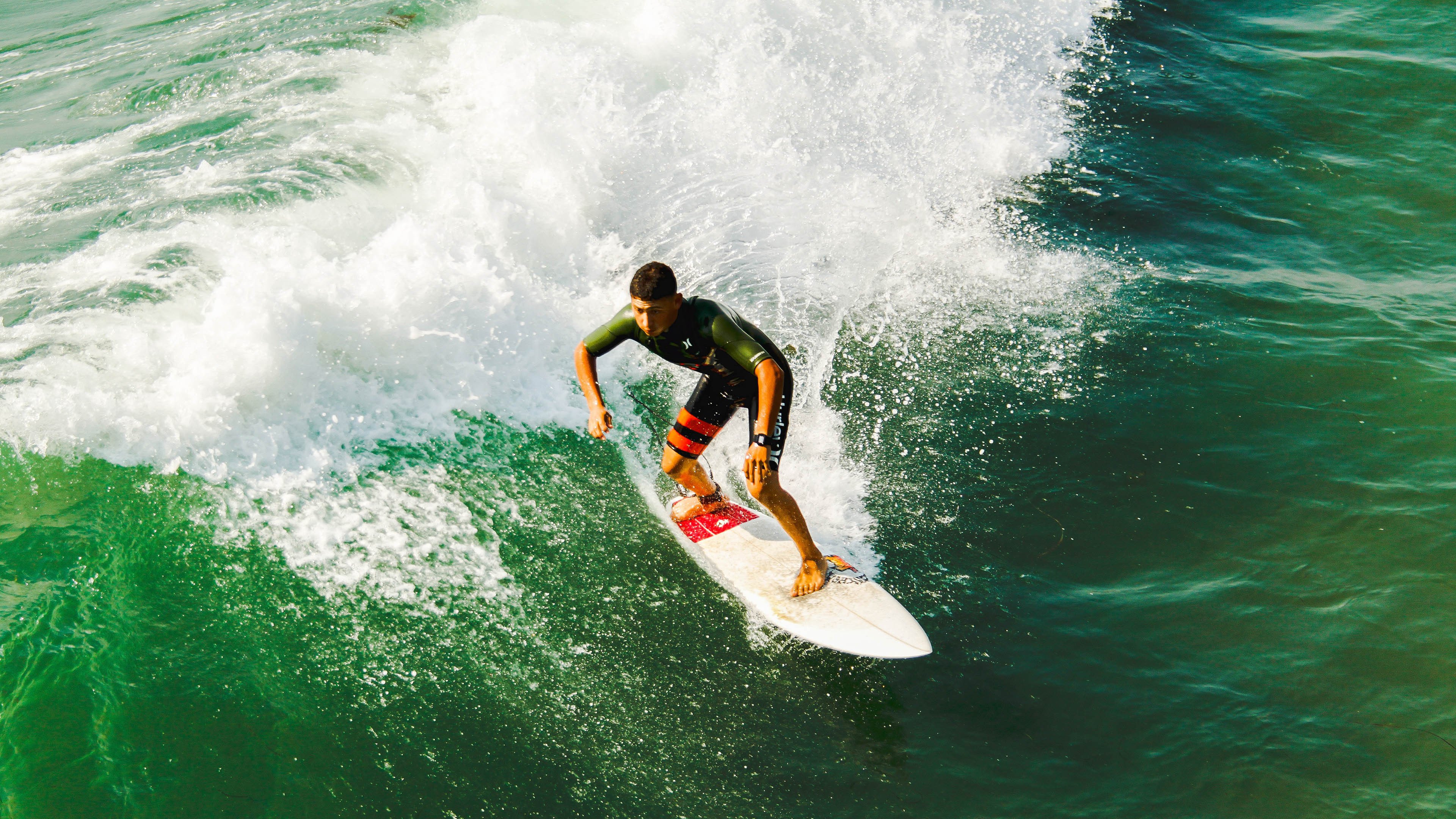 季后赛“绝地反击”:库里在落后30分的情况下用远投连续得分,奇迹般逆转成功