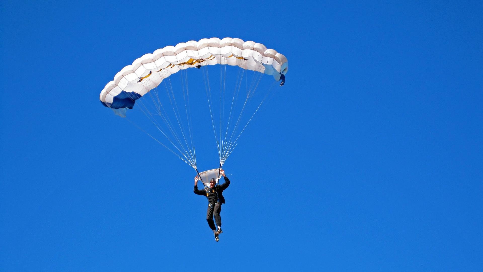 进入极限：运动员挑战自我极限的精彩瞬间，参加极限运动